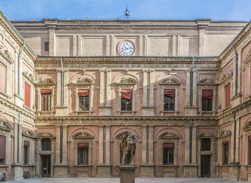 Palazzo Poggi, sede del Rettorato e dell'Accademia delle Scienze (sec. XVI - XVIII) - via Zamboni 33 - Bologna - il cortile con la statua di Ercole Anno: 2021