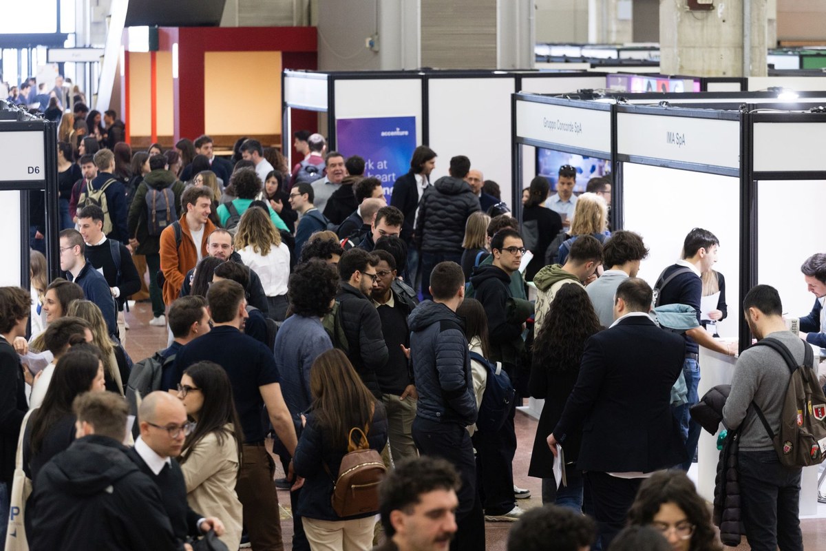 Il padiglione 33 sede del Career Day affollato con studentesse e studenti che visitano i vari stand aziendali