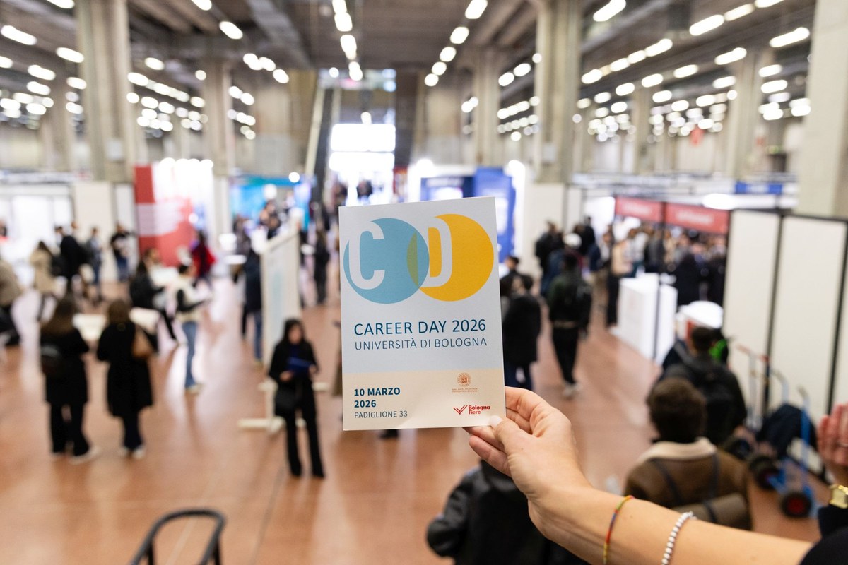 Il padiglione 33 sede del Career Day affollato con studentesse e studenti che visitano i vari stand aziendali
