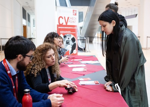 studenti e laureati assistono ad un seminario su come preparare il proprio curriculum vitae
