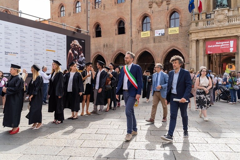 Corteo dottoresse e dottori con sindaco Lepore