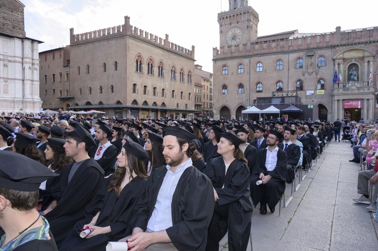 Dottoresse e dottori seduti in piazza Maggiore