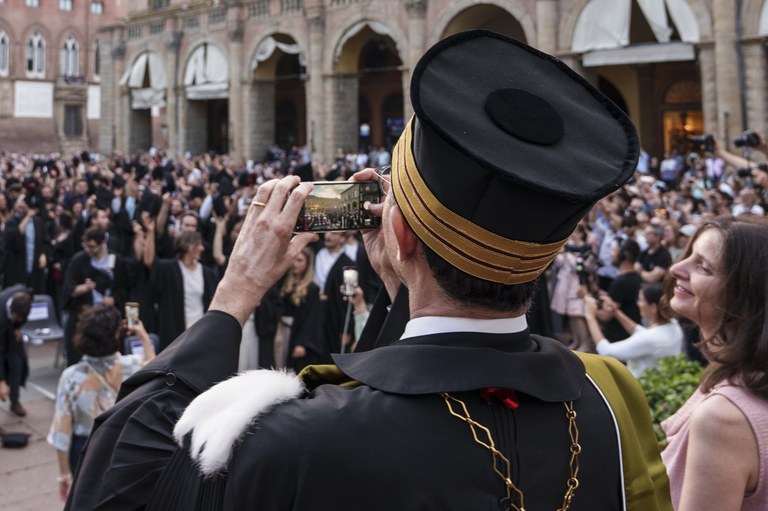 Rettore fotografa piazza Maggiore