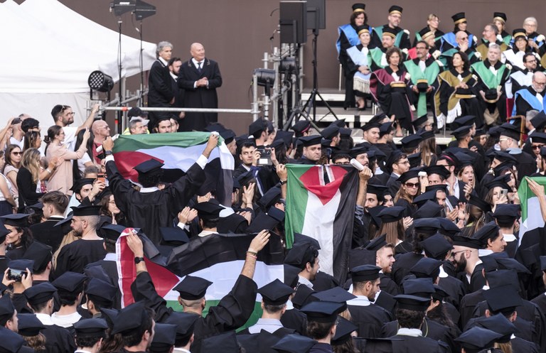 Dottoresse e dottori in piazza Maggiore