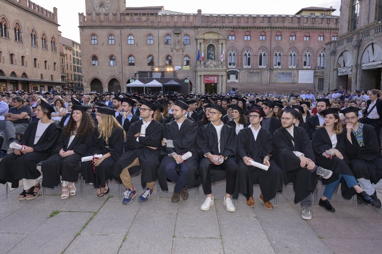 Dottoresse e dottori seduti in piazza Maggiore