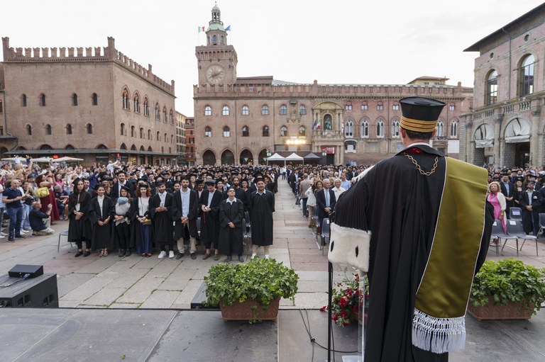 Rettore da dietro e Piazza Maggiore