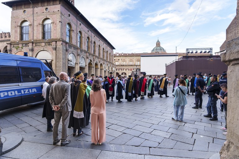 Rettore con ospiti in piazza Maggiore