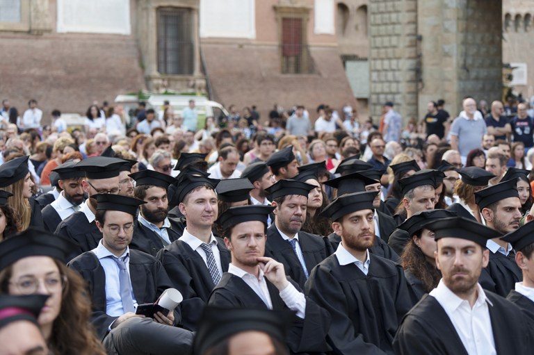 Dottoresse e dottori seduti in piazza Maggiore