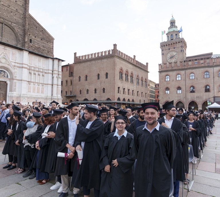 Dottoresse e dottori di ricerca in piedi