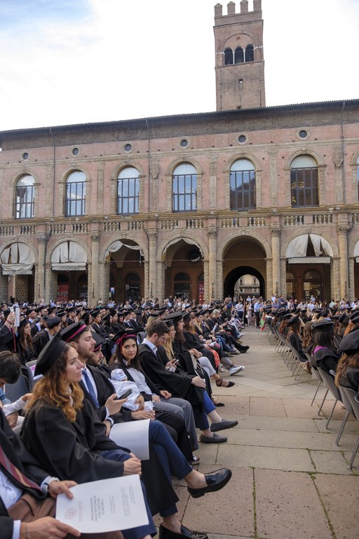 Dottoresse e dottori seduti in piazza Maggiore