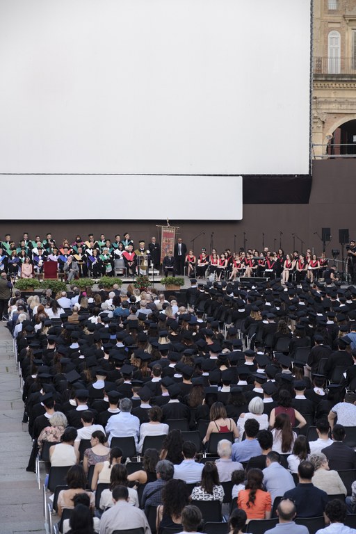 Dottoresse e dottori in piazza Maggiore