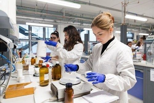 Studenti in laboratorio Studenti in laboratorio
