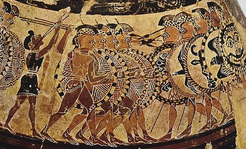Lo scontro fra due falangi oplitiche raffigurato sulla famosa “olpe Chigi”, un vaso da vino di maestranza corinzia risalente alla metà del VII secolo a.C., rinvenuto nel 1882 a Veio e oggi custodito al museo nazionale etrusco di Villa Giulia a Roma
