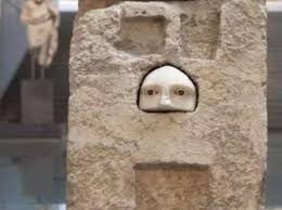 Stele votiva da Epidauro con volto