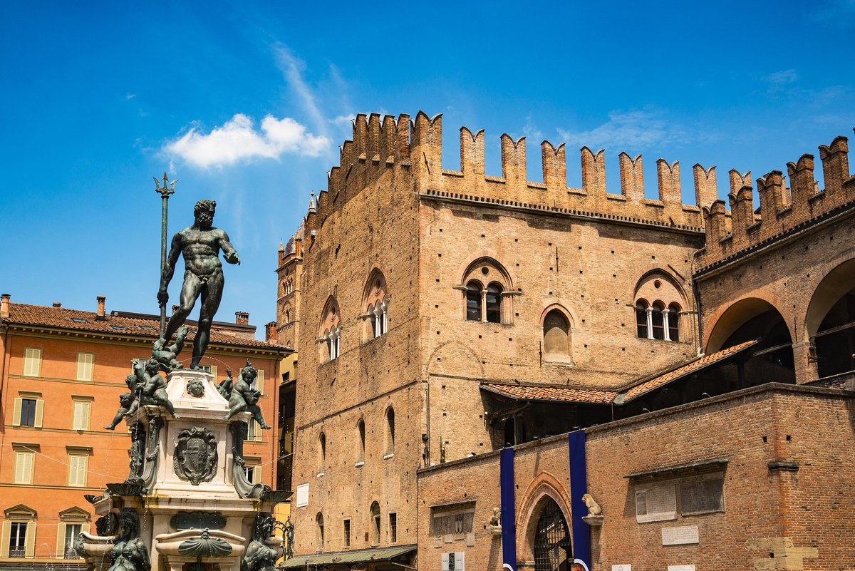 Palazzo Re Enzo - Piazza del Nettuno Palazzo Re Enzo - Piazza del Nettuno