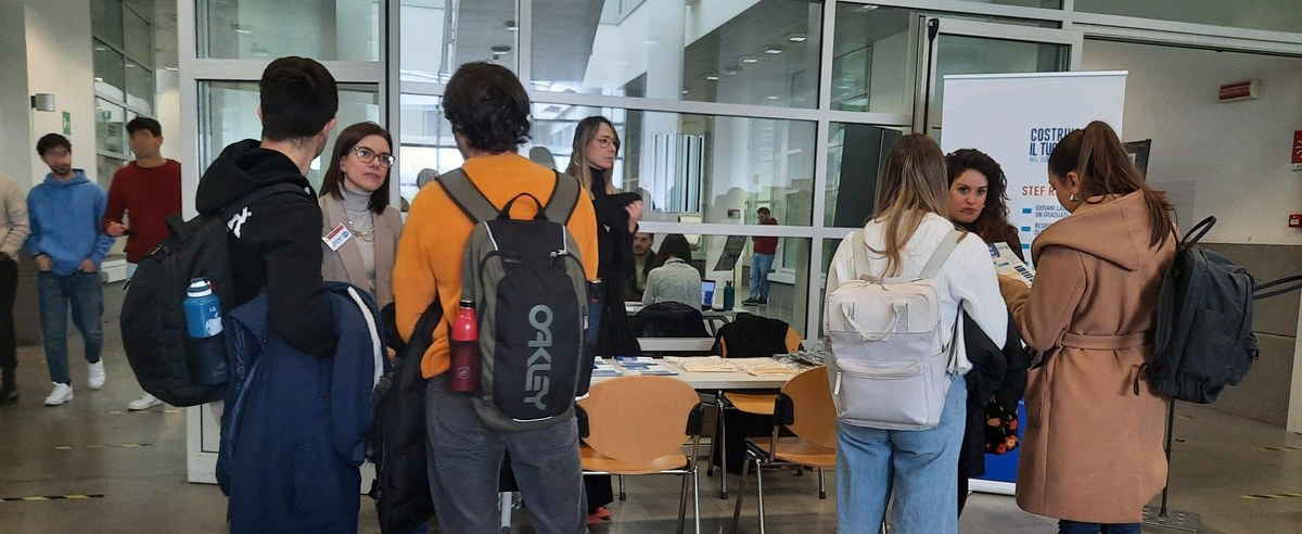 Studenti e referenti risorse umane che si incontrano presso i job corner Studenti e referenti risorse umane che si incontrano presso i job corner